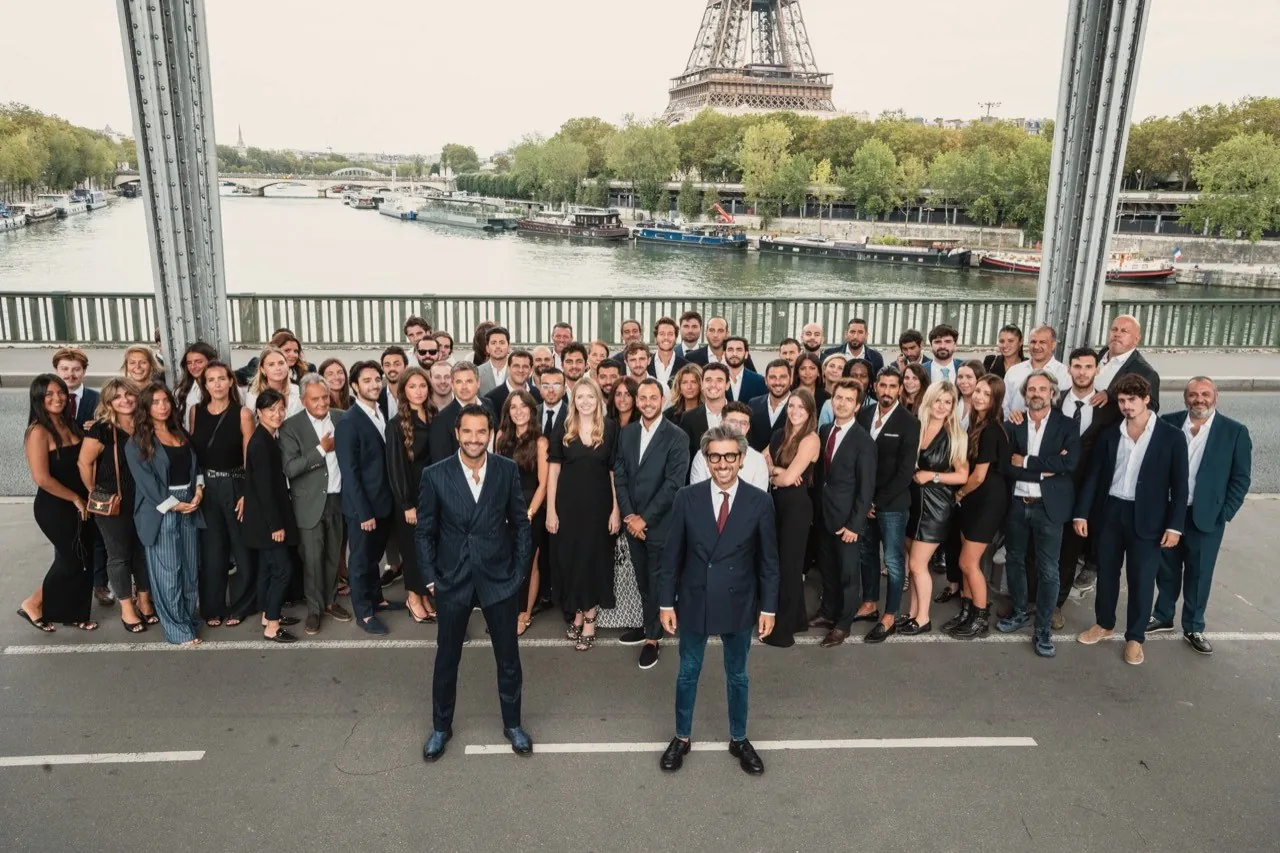 L'équipe Point de Vente devant la tour Eiffel